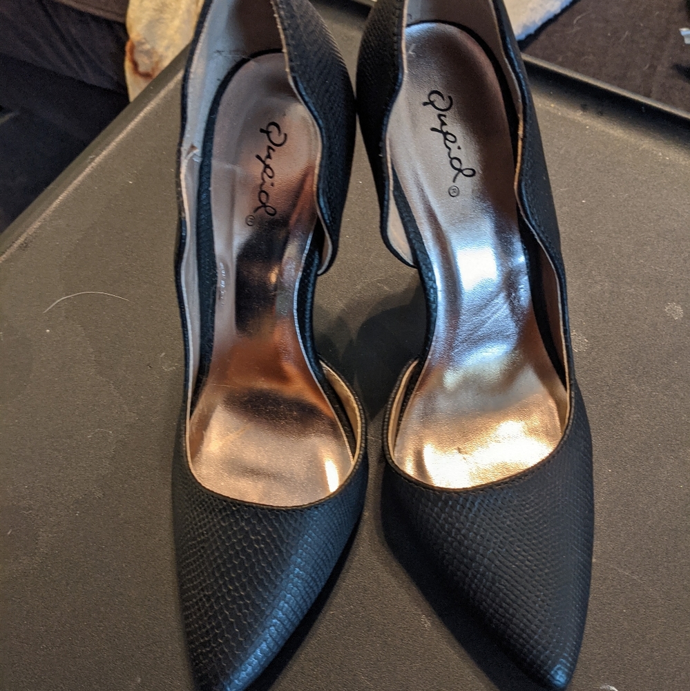 Qupid Black Textured Pumps with Gold Accent